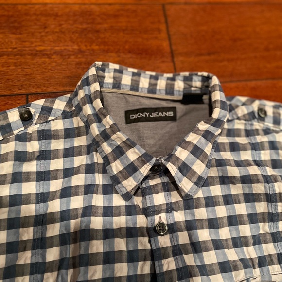 💥DKNY Jeans Buttoned down short sleeve. Checkered blue and white. Two pockets. - Picture 7 of 8